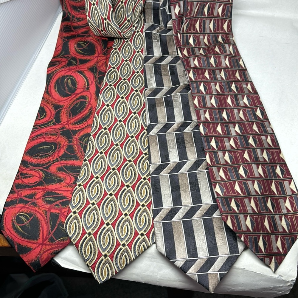 Group lot of 4 silk men’s ties